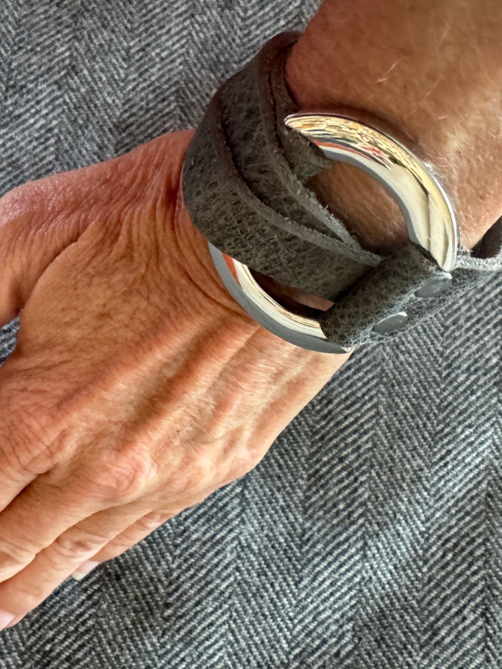 NWT, COLLEEN POITRAS, STRIKING GRAY PEBBLE LEATHER WRAP BRACELET
